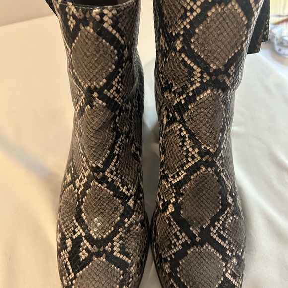 Old Navy Snake Skin 4” Side Zip Boot Size 9 - Picture 9 of 14